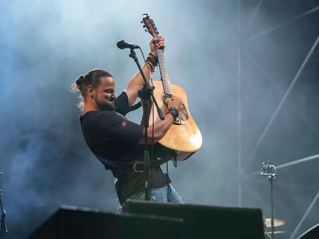 Due voci attorno al fuoco. Bertoli canta Bertoli